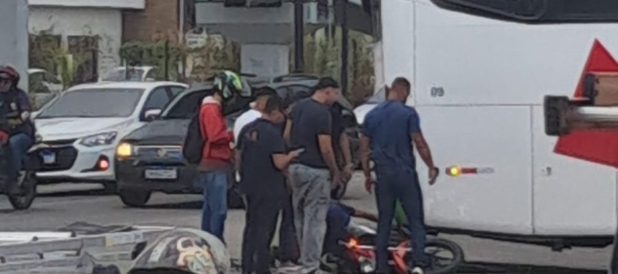 Moto e ônibus colidem na saída da Ufal e causam lentidão no trânsito em Maceió