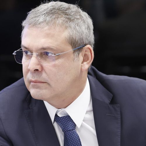 “Vergonha total”, diz Lindbergh sobre decisão que arquivou cassação de Eduardo Bolsonaro