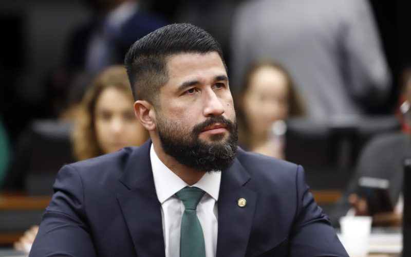 Deputado Fabio Costa fortalece investigações e emplaca medidas de inclusão em projetos na Câmara