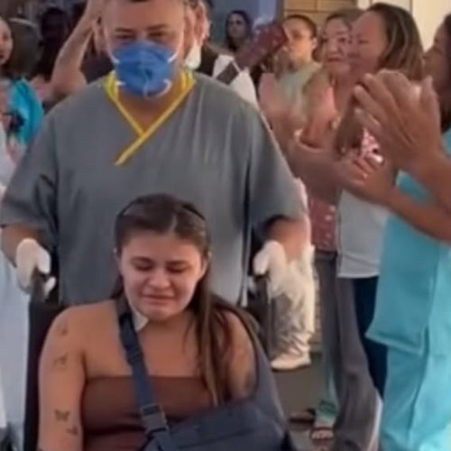 Jovem sobrevivente de tentativa de feminicídio é aplaudida após ter alta hospitalar