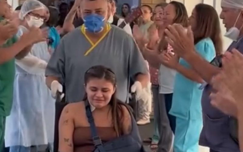 Jovem sobrevivente de tentativa de feminicídio é aplaudida após ter alta hospitalar