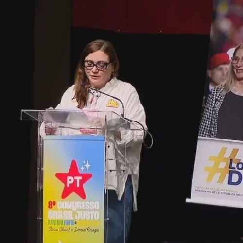 Banner em congresso do PT defende volta de Maduro à Venezuela