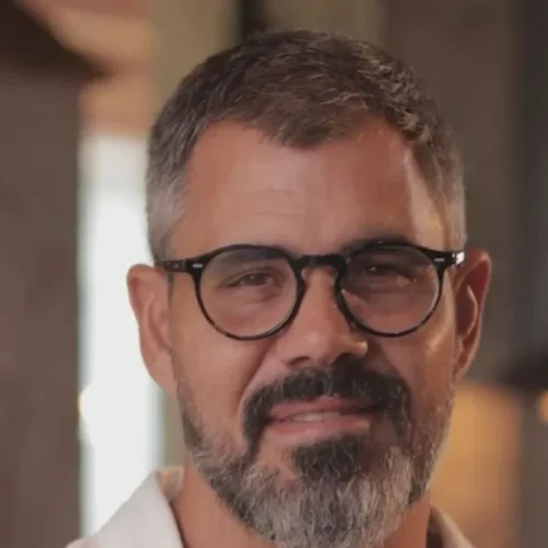 “Homem exerce influência maior”: Pregação de Juliano Cazarré recebe críticas nas redes