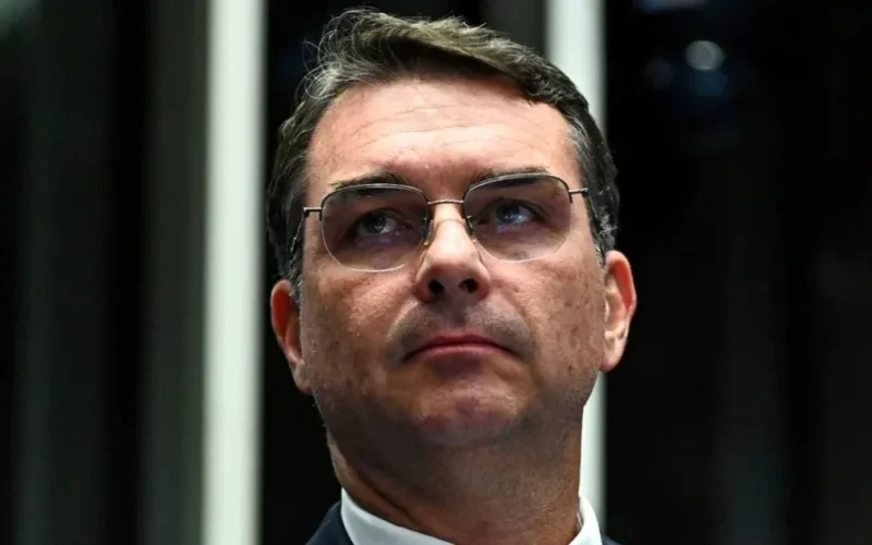 Pesquisa mostra que 48% defendem desistência de Flávio após caso Vorcaro