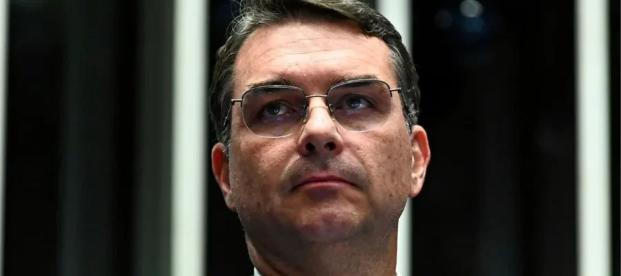 No Dia do Trabalho, Flávio Bolsonaro dispara críticas a Luiz Inácio Lula da Silva e fala em “luxo com dinheiro público”