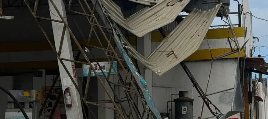 Estrutura de posto desaba após fortes ventos na região do Trapiche, proximo ao Rei Pelé
