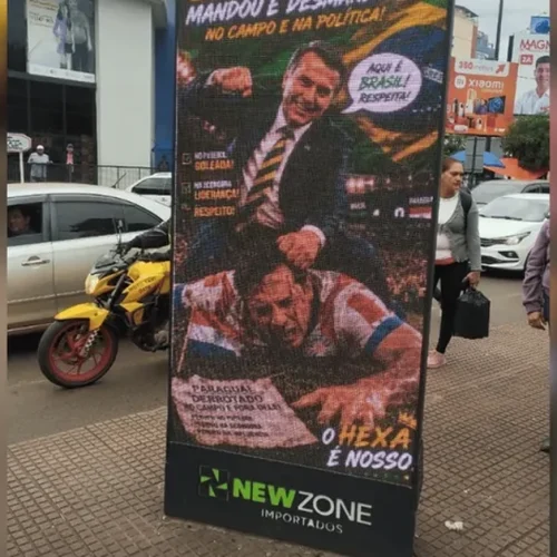 Presidente do Paraguai manda retirar painéis que mostram Bolsonaro agredindo jogador