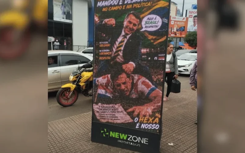 Presidente do Paraguai manda retirar painéis que mostram Bolsonaro agredindo jogador
