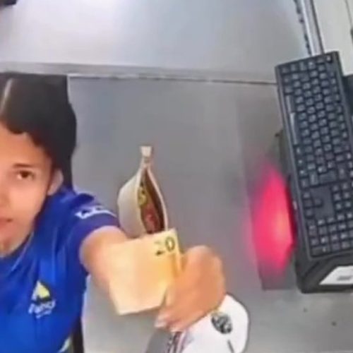 Funcionária viraliza ao mostrar que pagou por papel higiênico no supermercado