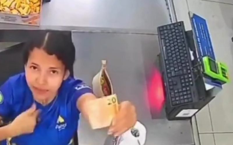 Funcionária viraliza ao mostrar que pagou por papel higiênico no supermercado