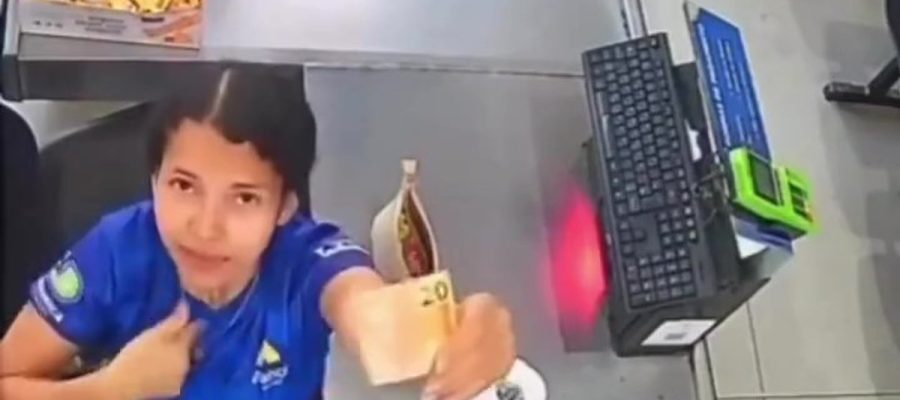 Funcionária viraliza ao mostrar que pagou por papel higiênico no supermercado
