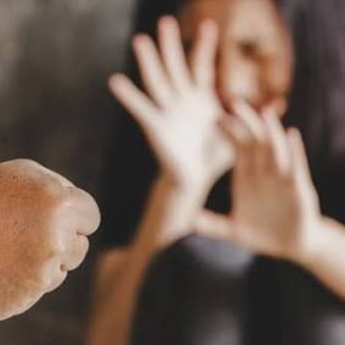 Violência dentro de casa cresce e feminicídios atingem recorde