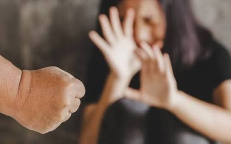 Violência dentro de casa cresce e feminicídios atingem recorde