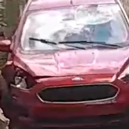 Motorista escapa após carro cair em córrego durante tentativa de assalto na Levada
