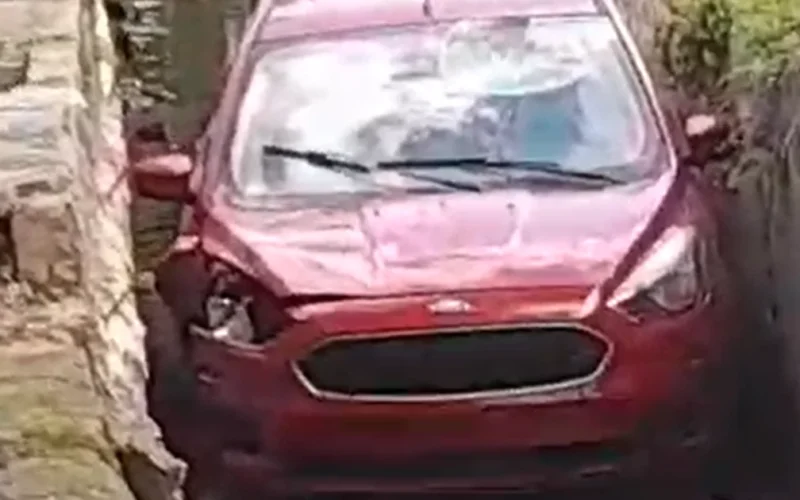 Motorista escapa após carro cair em córrego durante tentativa de assalto na Levada