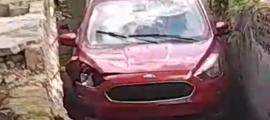 Motorista escapa após carro cair em córrego durante tentativa de assalto na Levada