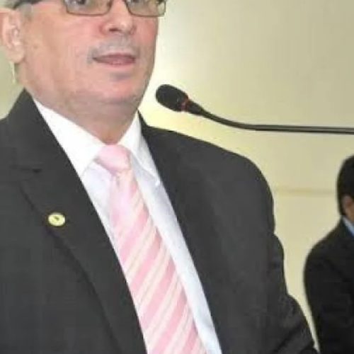 Pastor assume mandato e renuncia.