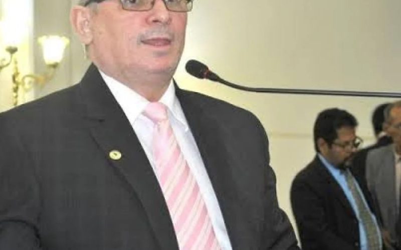 Pastor assume mandato e renuncia.