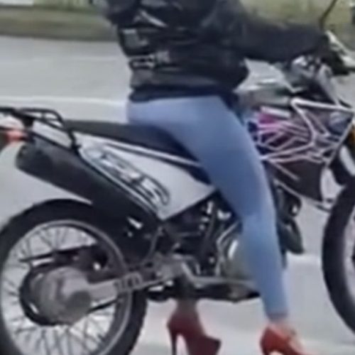 Mulher de salto alto fino pilotando moto chama atenção e viraliza nas redes sociais