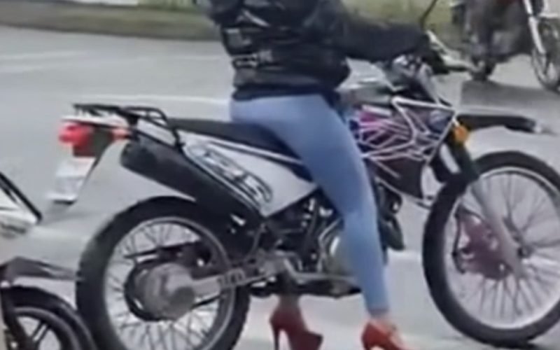 Mulher de salto alto fino pilotando moto chama atenção e viraliza nas redes sociais