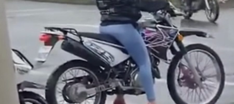 Mulher de salto alto fino pilotando moto chama atenção e viraliza nas redes sociais