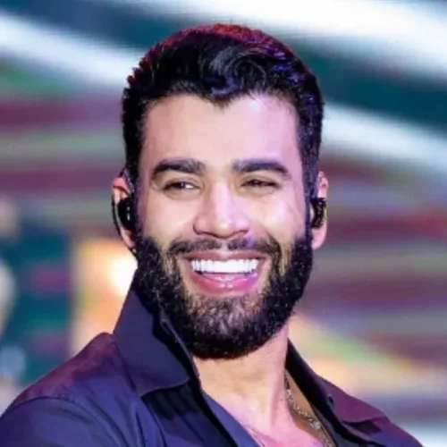 Gusttavo Lima é reconhecido por agente da PRF durante blitz e vive momento descontraído