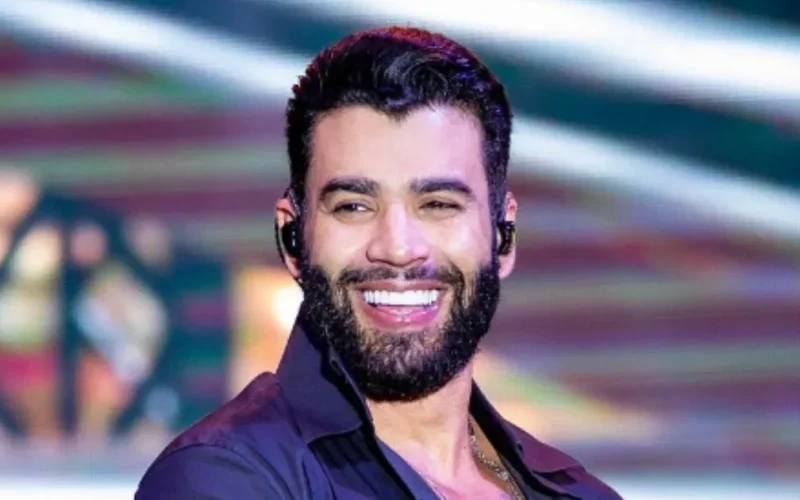 Gusttavo Lima é reconhecido por agente da PRF durante blitz e vive momento descontraído