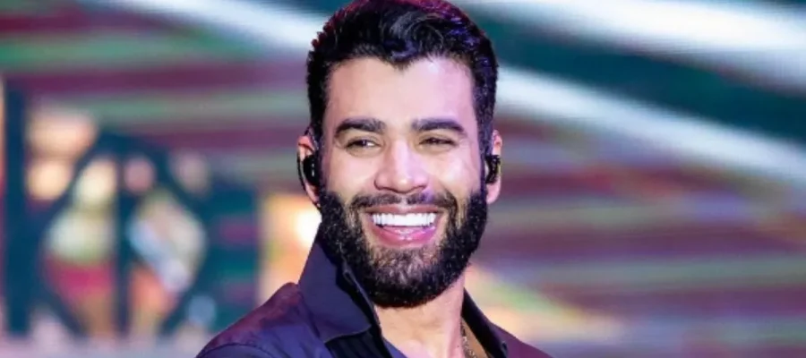 Gusttavo Lima é reconhecido por agente da PRF durante blitz e vive momento descontraído