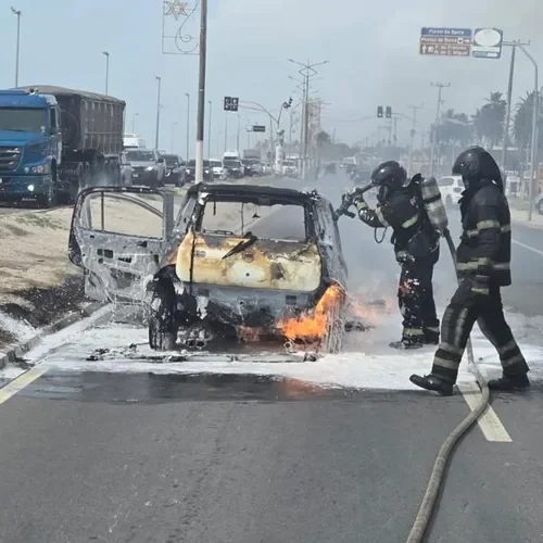 Fiat Uno pega fogo na Avenida Assis Chateaubriand, em Maceió