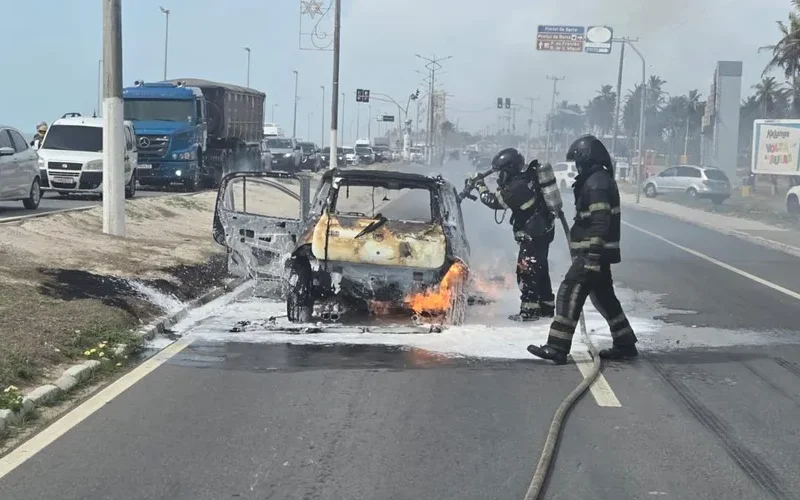 Fiat Uno pega fogo na Avenida Assis Chateaubriand, em Maceió