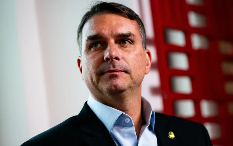 Flávio Bolsonaro ganha seguidores após se lançar à presidência