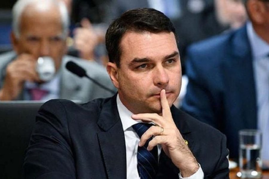 Flávio Bolsonaro defende pai como “melhor nome para 2026” e critica cenário político