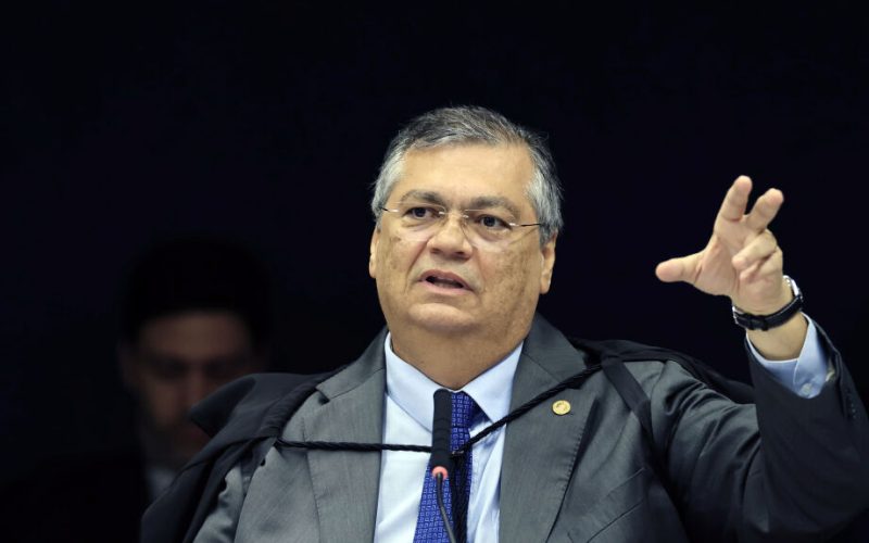 Piada de Flávio Dino sobre “intervalo remunerado” arranca risos durante sessão do Supremo