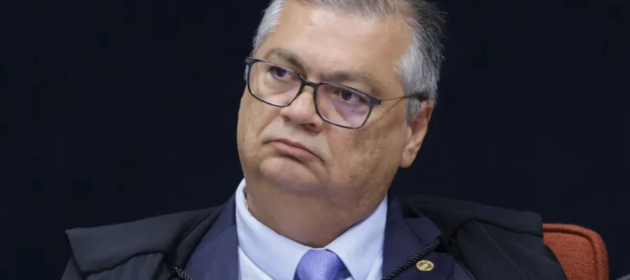 Flávio Dino manda reintegrar candidata casada com ex-traficante ao concurso de delegada