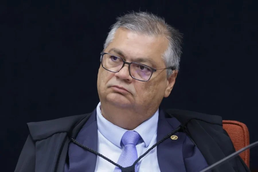 Flávio Dino manda reintegrar candidata casada com ex-traficante ao concurso de delegada