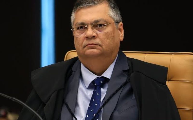 Ministro Flávio Dino barra emendas de Ramagem e Eduardo Bolsonaro