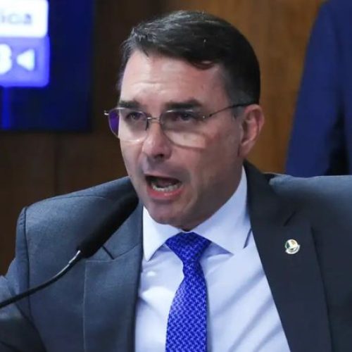 Flavio Bolsonaro nega apoio de Jair a candidatura de Tarcísio mas reforço aliança