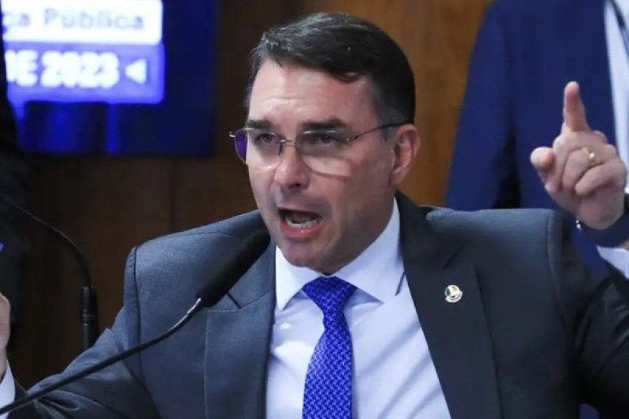 Flávio Bolsonaro sobre ato com Chico Buarque e Caetano: “Mamadores da Rouanet”