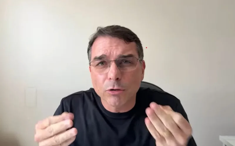 “Se meu pai morrer lá dentro, a culpa é sua”, diz Flávio a Moraes