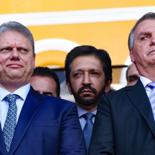 “Não conseguirão separá-lo de Bolsonaro”, diz Flávio sobre Tarcísio