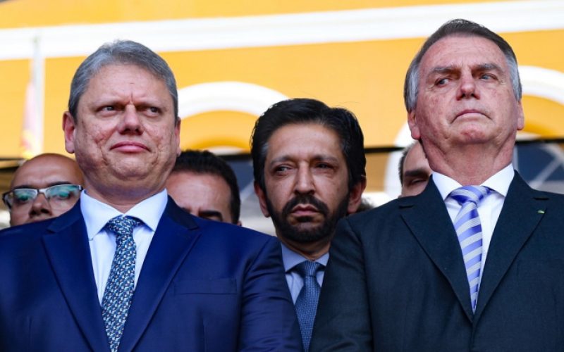 “Não conseguirão separá-lo de Bolsonaro”, diz Flávio sobre Tarcísio