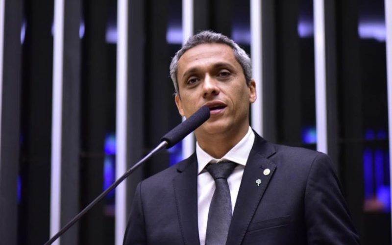 “Tirem seu dinheiro dos bancos. Moraes vai quebrar o Brasil”, acusa Deputado Bolsonarista