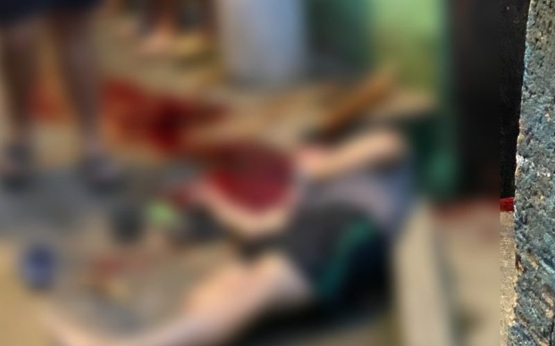 Homem é assassinado a tiros em frente a mercadinho no Jacintinho