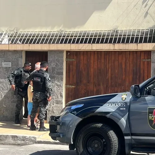 Mulher é resgatada após suspeita de cárcere privado na Jatiúca; idoso é preso
