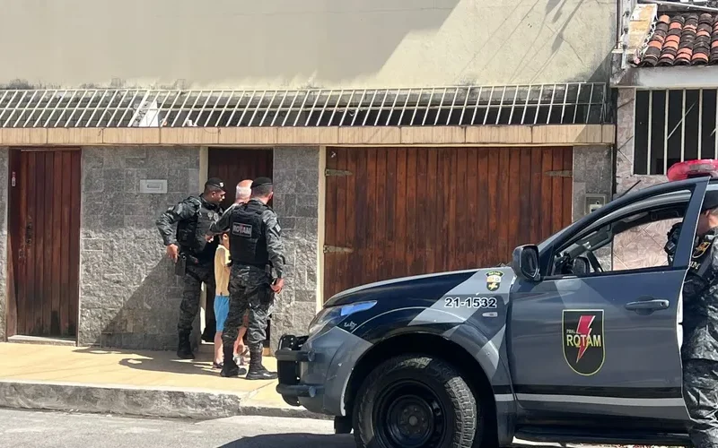 Mulher é resgatada após suspeita de cárcere privado na Jatiúca; idoso é preso