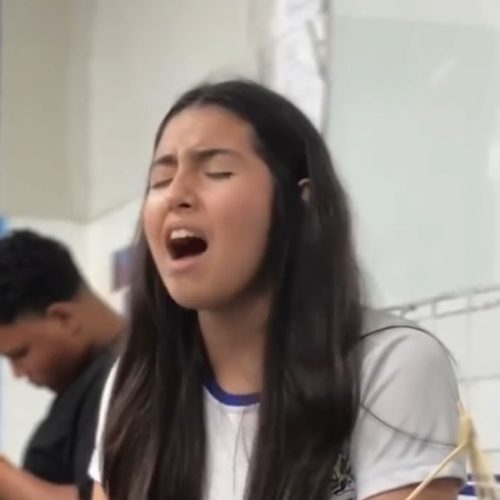 Estudante emociona colegas ao cantar louvor em sala de aula em Alagoas