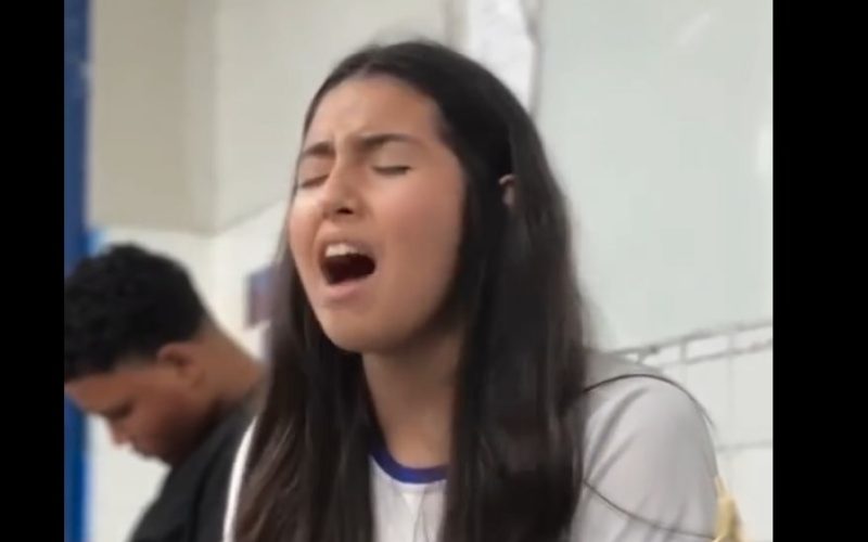 Estudante emociona colegas ao cantar louvor em sala de aula em Alagoas