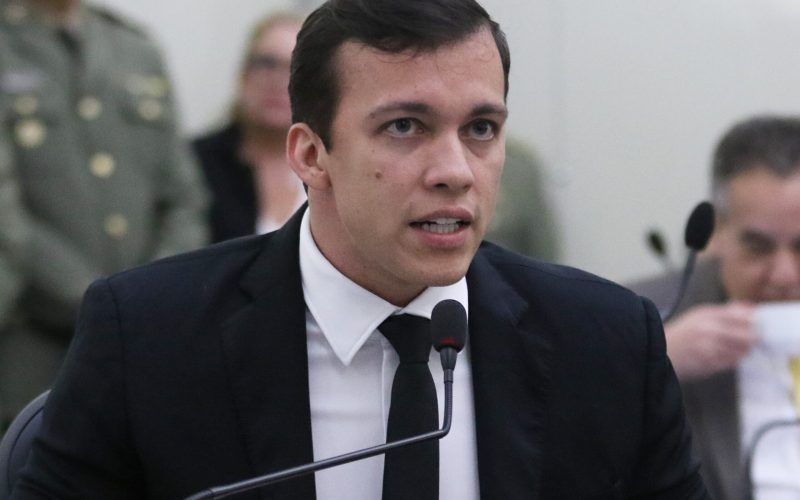 Deputado Leonam cobra SESAU pagamento de neurocirurgiões para evitar paralisação total