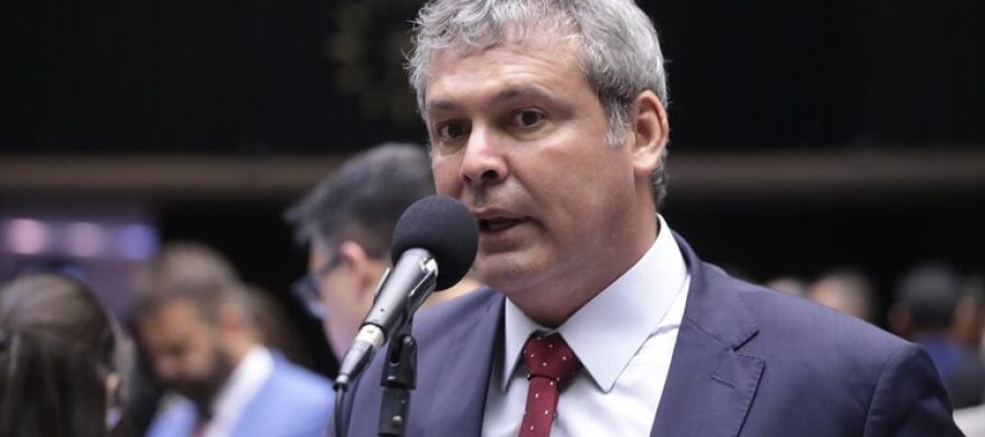 Líder do PT na Câmara acusa relator do PL Antifacção de “furtar” texto do governo e desfigurar proposta