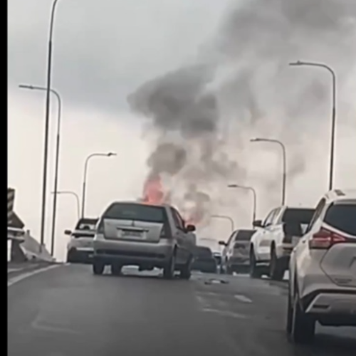 Carro pega fogo na Ponte Divaldo Suruagy e provoca congestionamento entre Maceió e Marechal